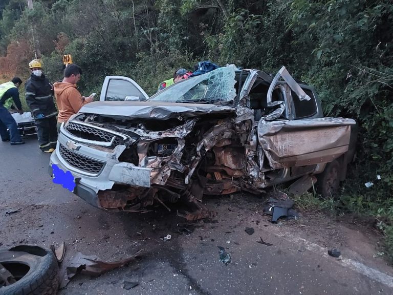 Motorista fica ferido em acidente entre caminhonete e caminhão em Videira