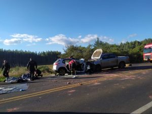 Duas pessoas morrem em acidente entre carro e caminhonete na BR-282