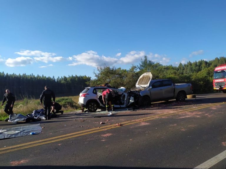 Duas pessoas morrem em acidente entre carro e caminhonete na BR-282