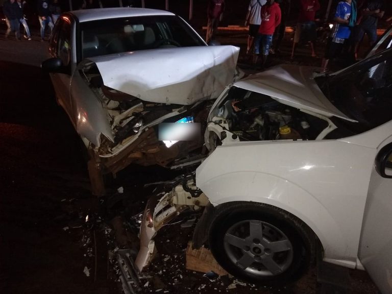 Mulher fica ferida em violenta colisão entre carros no Oeste