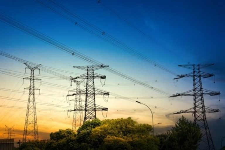 Menina de 13 anos que levou choque de 23 mil volts na BR-282 será indenizada