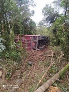 Motorista passa mal e tomba com carreta na BR-470