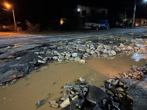 Ciclone isola comunidades, deixa ruas alagadas e moradores desabrigados em SC