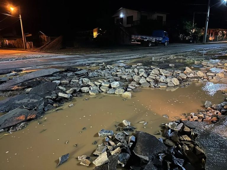 Ciclone isola comunidades, deixa ruas alagadas e moradores desabrigados em SC