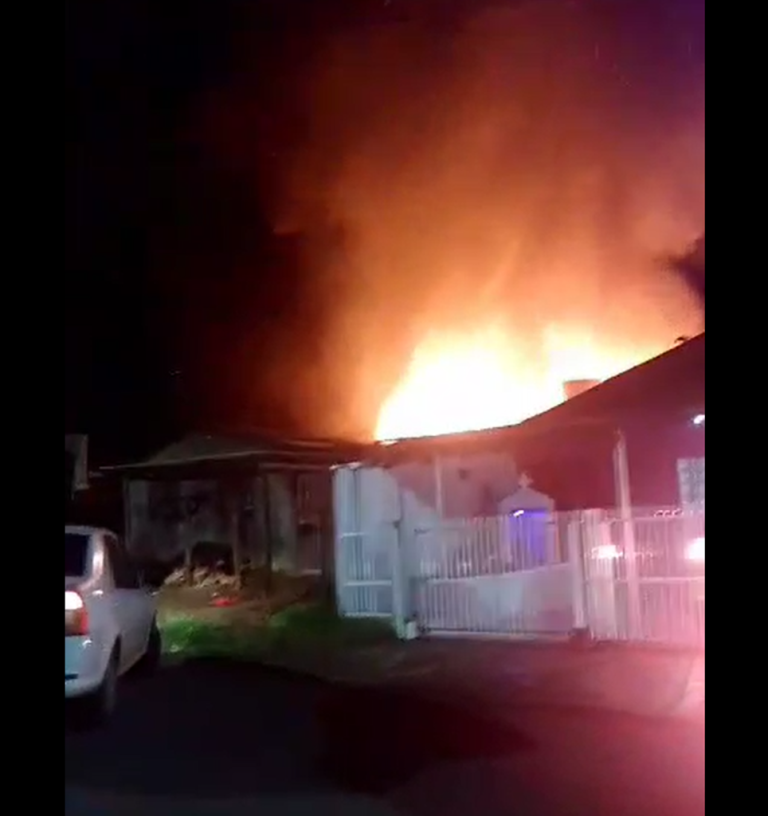 VÍDEO: Incêndio de grandes proporções atinge três residências e deixa uma pessoa morta