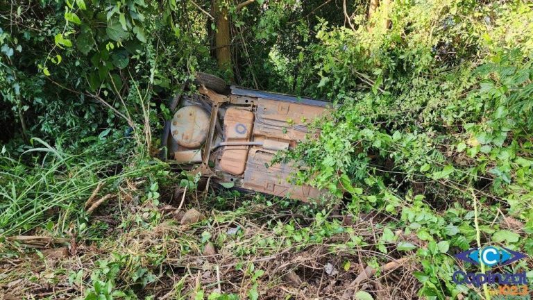 Motorista confunde pedal e despenca de barranco de 20 metros ao estacionar em Capinzal