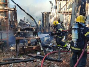 Incêndio de grandes proporções: Duas casas são destruídas pelo fogo no Oeste de SC