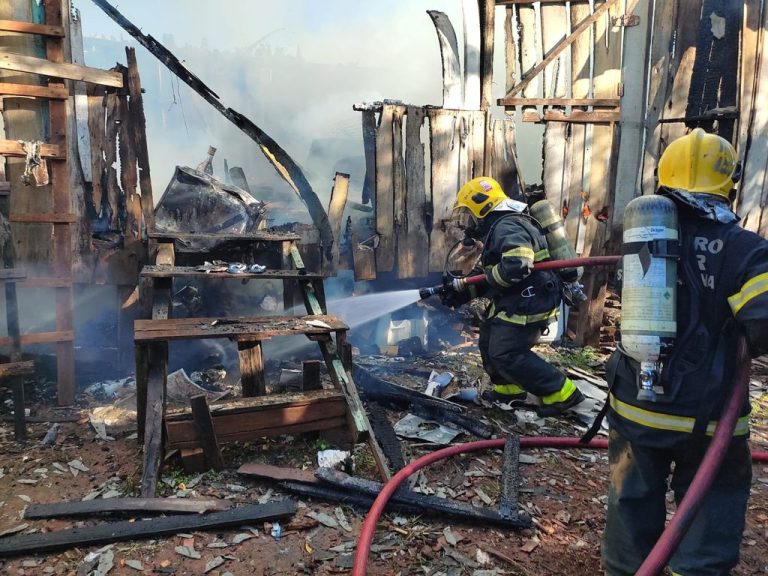Incêndio de grandes proporções: Duas casas são destruídas pelo fogo no Oeste de SC