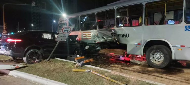 Motorista invade contramão, deixa 8 feridos ao bater em ônibus e foge em SC