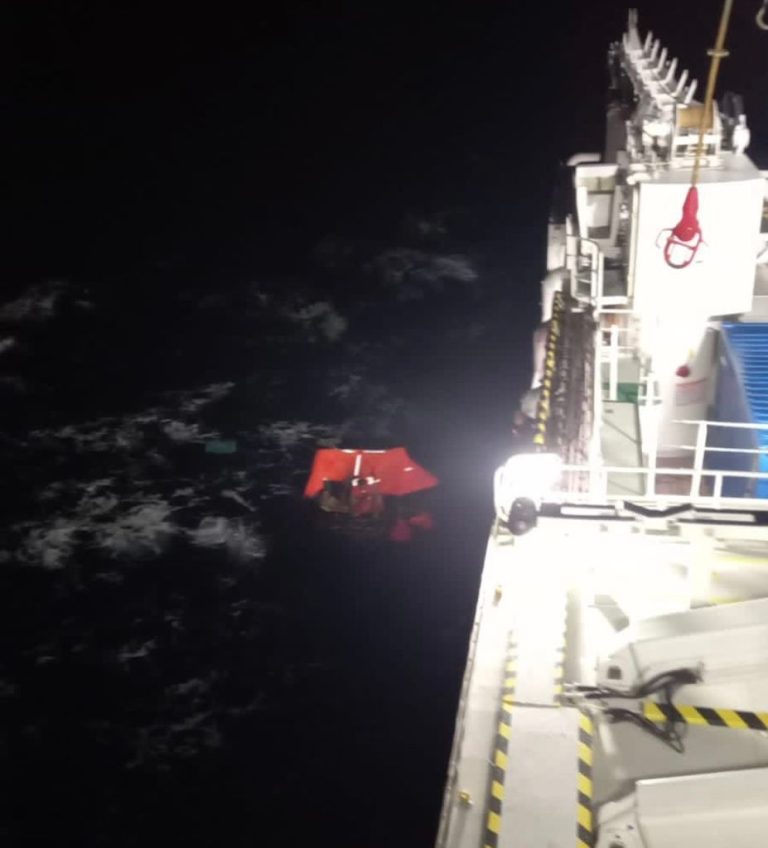 Naufrágio! Cinco pescadores são resgatamos e três permanecem desaparecidos em SC
