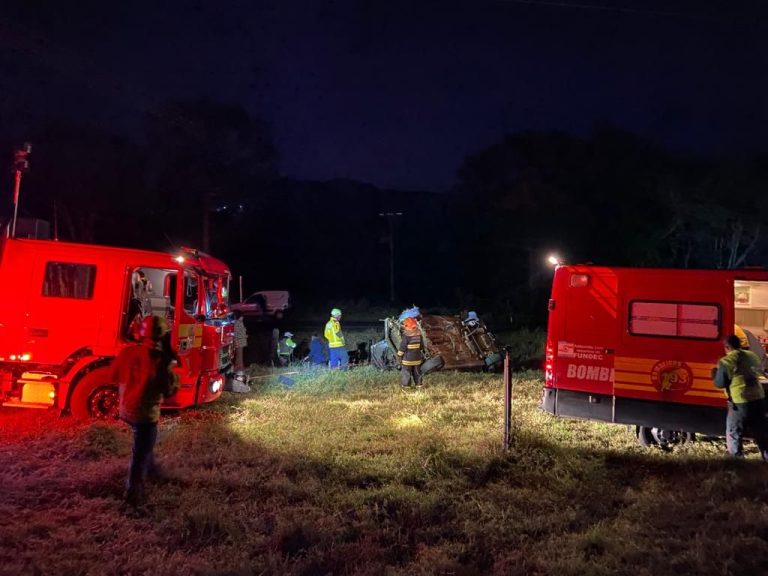 Duas pessoas ficam feridas em capotamento no Oeste