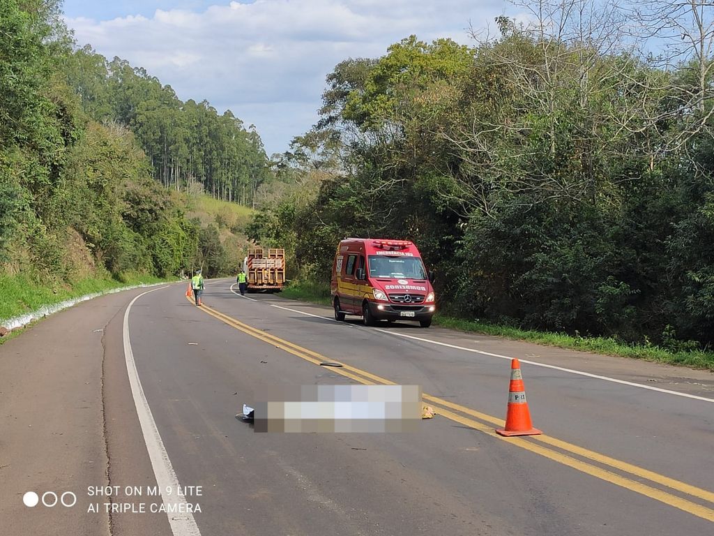 Homem morre em acidente entre motocicleta e caminhão no Oeste