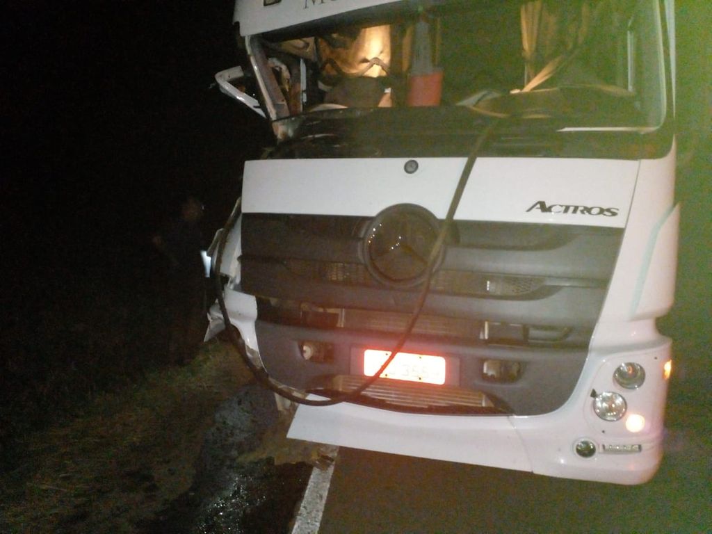 Colisão entre carreta e máquina agrícola causa grande derramamento de óleo na região