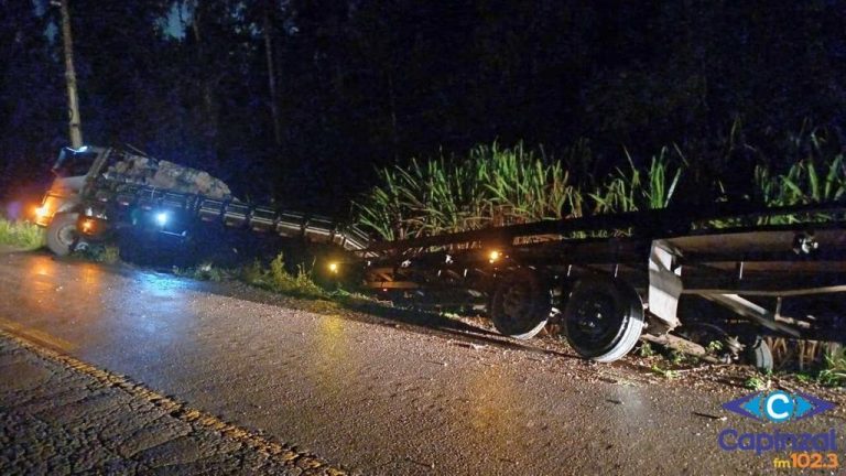 Caminhão sai da pista ao desviar de buracos na SC-150 em Capinzal