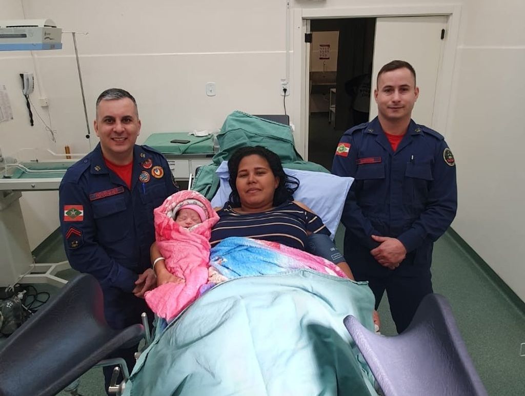 Mulher dá à luz em ambulância dos bombeiros a caminho do hospital no Oeste de SC