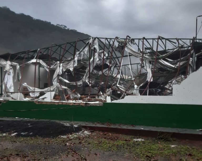 Vendaval causa prejuízos no interior de Herval d’Oeste (fotos e vídeo)