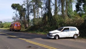 Duas pessoas ficam feridas em capotamento na SC-355
