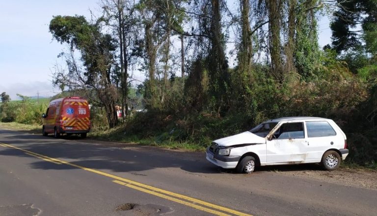 Duas pessoas ficam feridas em capotamento na SC-355