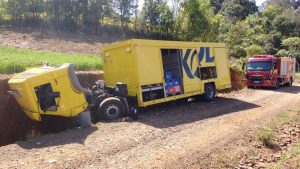 Três pessoas ficam feridas em saída de pista de caminhão no Oeste