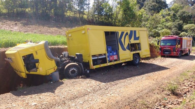 Três pessoas ficam feridas em saída de pista de caminhão no Oeste
