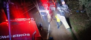 Motorista fica preso às ferragens após veículo colidir em árvore