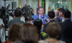 Taxa de juros do cartão de crédito vai “cair muito”, diz Haddad