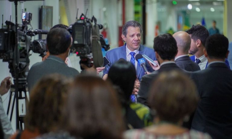 Taxa de juros do cartão de crédito vai “cair muito”, diz Haddad