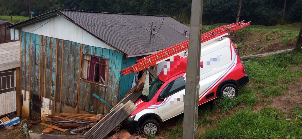 Veículo estacionado desanda e cai em pequena ribanceira, atingindo residência