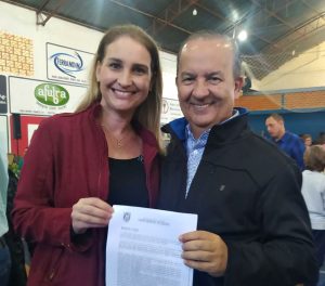Vereadora Rita entrega ao governador pedido em defesa das pessoas com diabetes