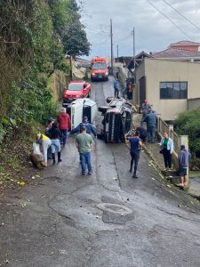 Acidente em Joaçaba deixa três feridos após colisão de caminhonete com veículo estacionado