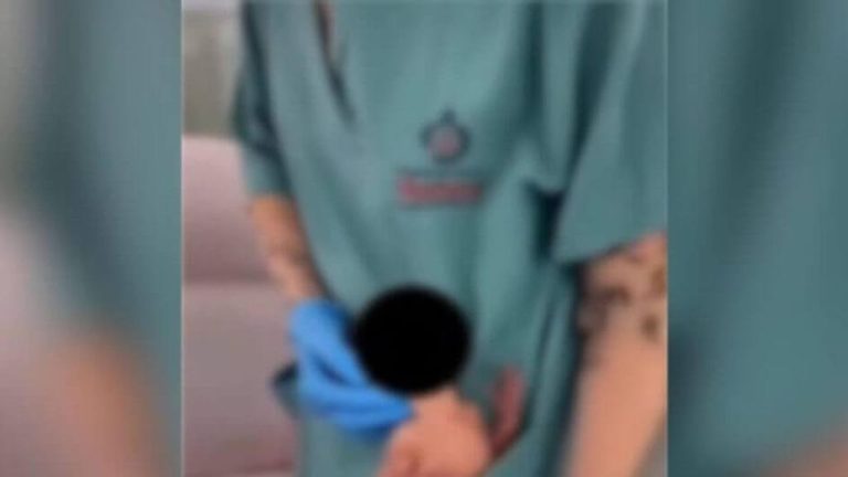 Bebê colocado em bolso de jaleco deixa hospital em SC um mês após vídeo repercutir