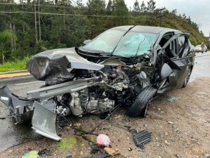 Acidente entre dois veículos deixa uma pessoa morta e pessoas gravemente feridas em SC