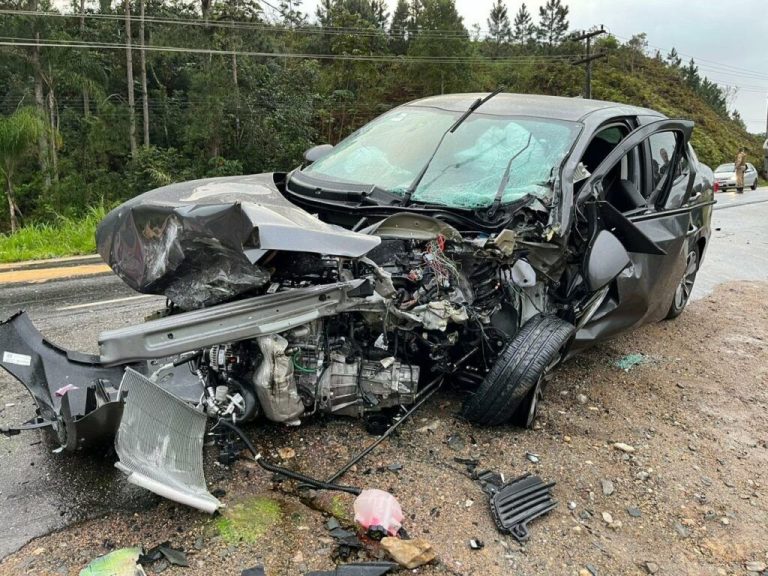 Acidente entre dois veículos deixa uma pessoa morta e pessoas gravemente feridas em SC