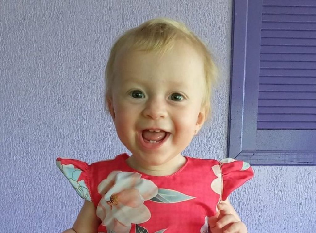 Menina que morreu ao cair em esterqueira é sepultada no Oeste