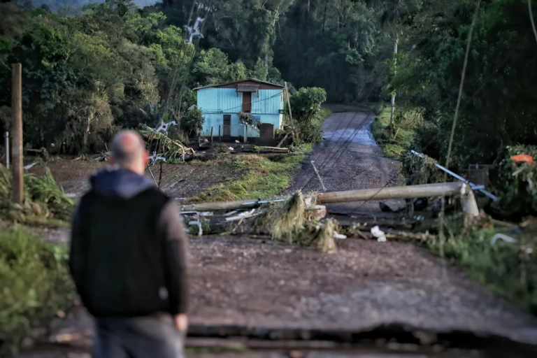 Número de mortos após ciclone no RS se aproxima de 50; buscas por desaparecidos continua