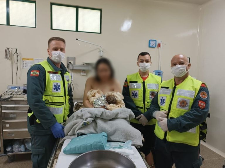 Bombeiros socorrem mãe que deu à luz bebê em casa