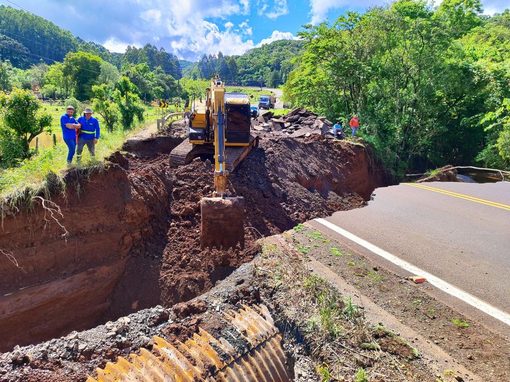 Começa conserto de rodovia onde uma cratera foi aberta pela chuva próximo à BR-282