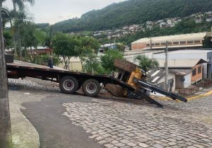 Máquina que era levada para obra cai de caminhão em Joaçaba