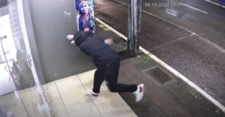 Vídeo: Homem quebra vitrine de loja e é preso logo depois