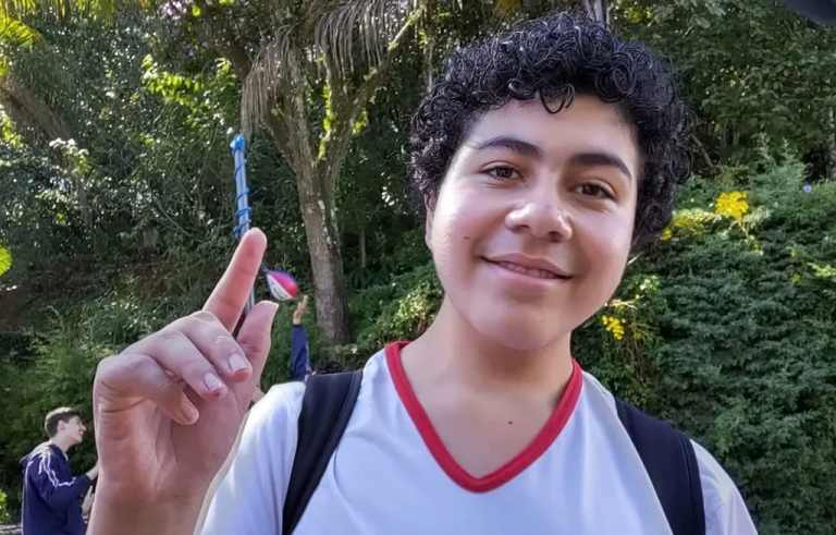 Adolescente morre e três pessoas ficam feridas após serem esfaqueadas na saída de colégio