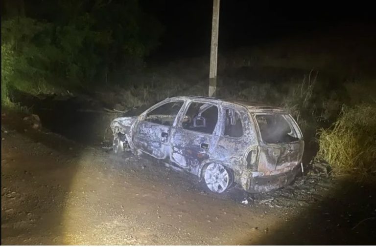 Veículo é consumido pelo fogo em Salto Veloso
