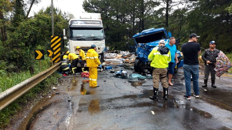 Colisão entre caminhão e carreta deixa uma vítima na SC-350