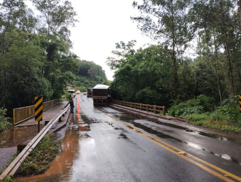 Carreta fica pendura em ponte após acidente no Oeste