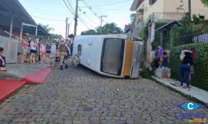 Micro-ônibus escolar que transportava 10 crianças tomba em Capinzal