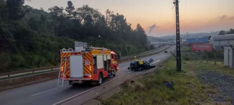 Mulher fica gravemente ferida após carro colidir em barranco na SC-355