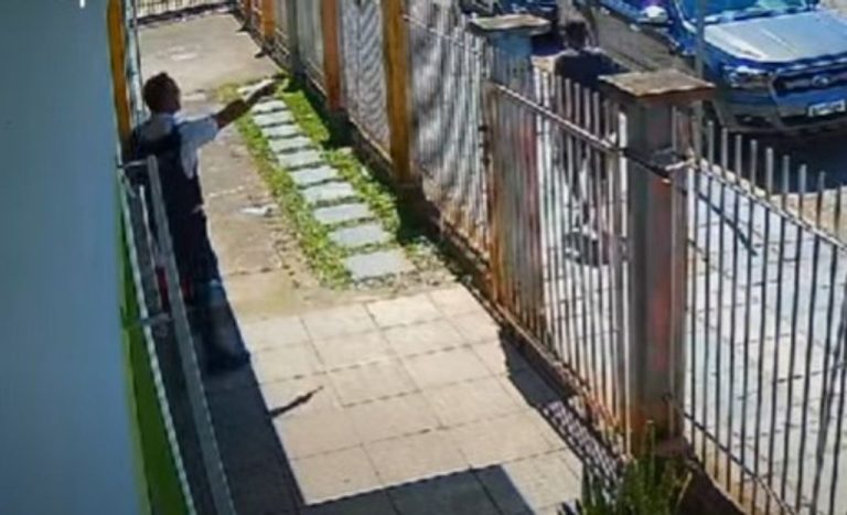 Vídeo mostra momento que homem tenta invadir creche e é impedido por segurança em SC
