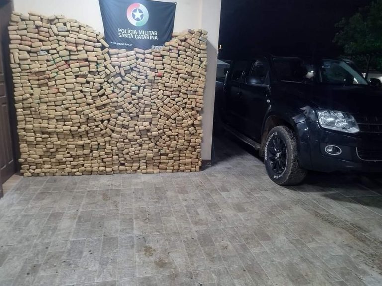 PM encontra quase 800 kg de maconha em veículo roubado e abandonado em SC