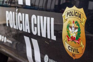Criança de 3 anos morre após ser esquecida dentro do carro em SC