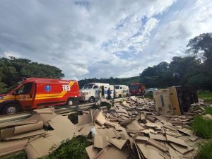 Carro forte e carreta batem na SC-135 e três pessoas ficam feridas