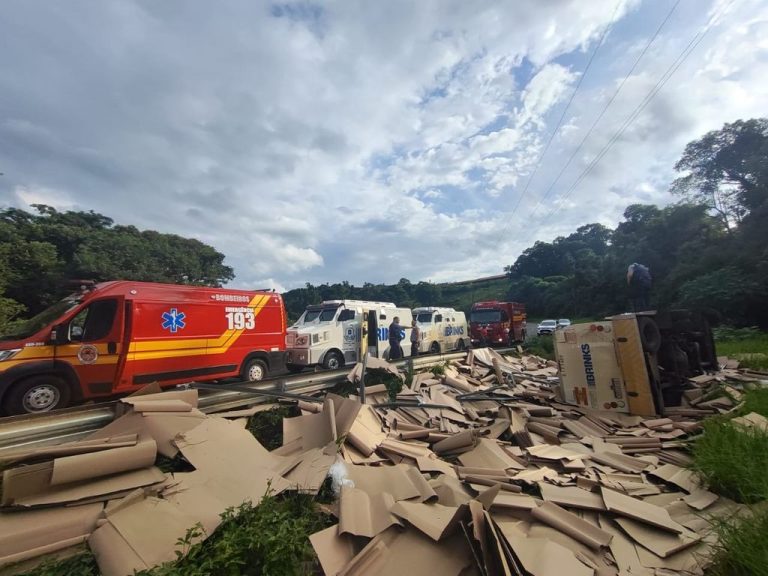 Carro forte e carreta batem na SC-135 e três pessoas ficam feridas